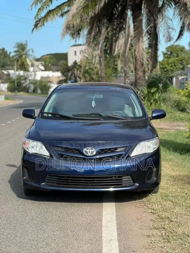 Toyota Corolla LE 4dr Sedan (1.8L 4cyl 4A) 2013 Blue · Photo 1