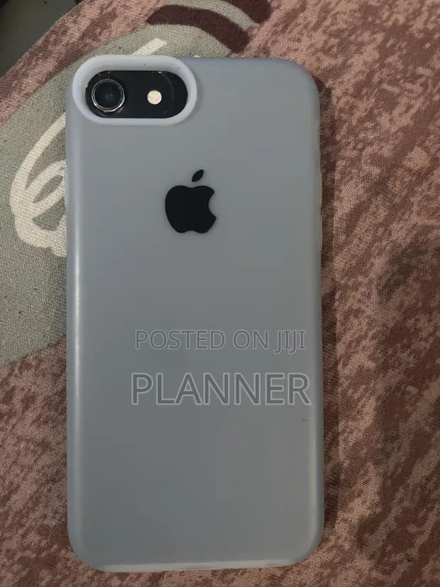 Apple iPhone 7 32 GB Black · Photo 1