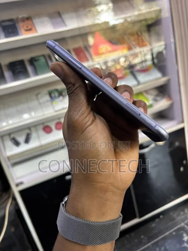 Apple iPhone 11 128 GB Purple · Photo 1