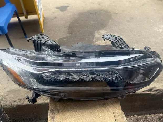 Honda Accord 2018 Headlight Right · Photo 1