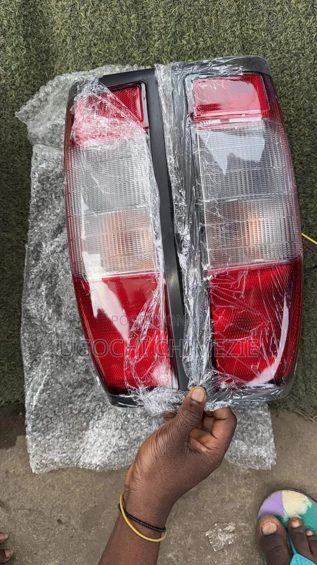 Nissan Hardbody 2003,2004,2005 Tail Light · Photo 1