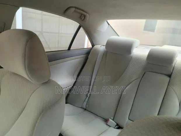 Toyota Camry Base 4dr Sedan (2.5L 4cyl 6M) 2010 Beige · Photo 1
