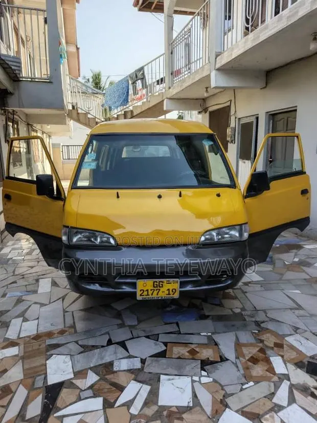 Hyundai H-100 2001 Yellow · Photo 1