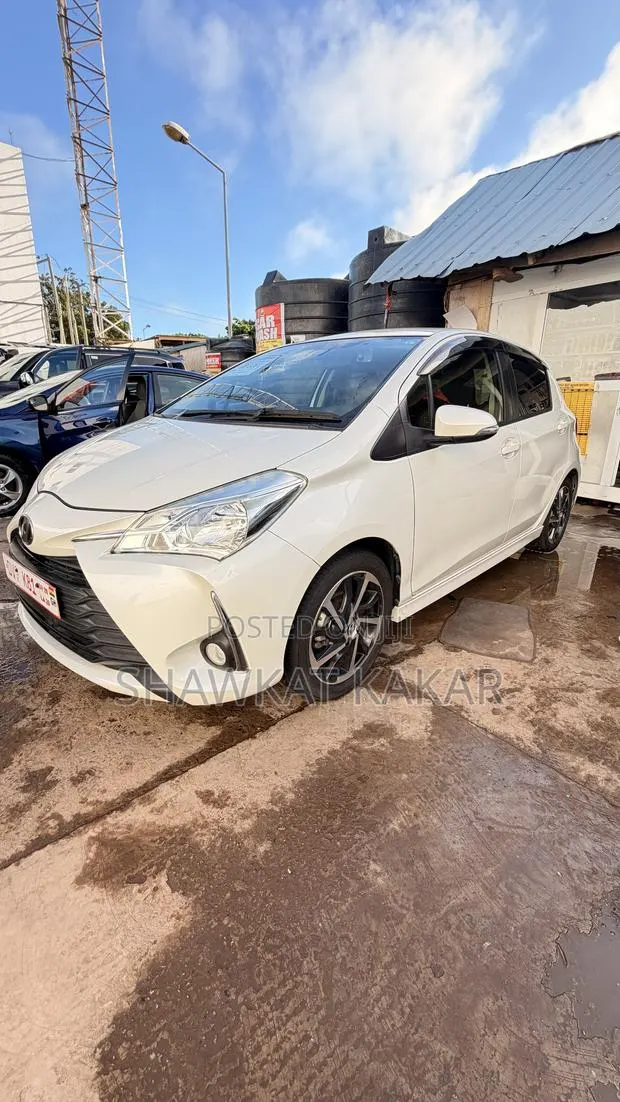 Toyota Vitz 1.3 FWD 3dr 2017 White · Photo 1