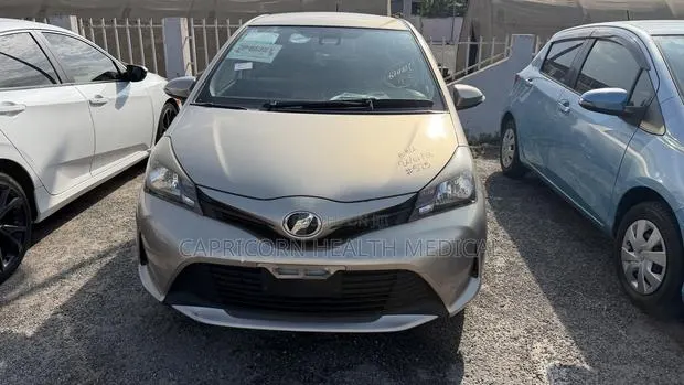 Toyota Vitz 1.0 FWD 5dr 2016 Gold · Photo 1