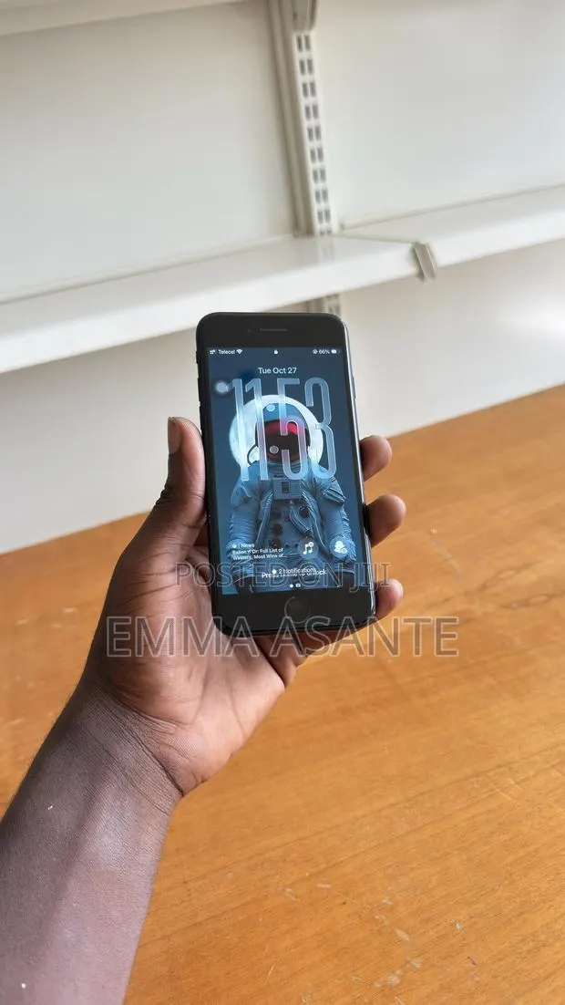 Apple iPhone SE (2020) 64 GB Black · Photo 1