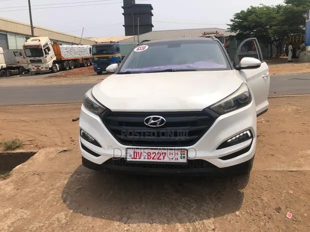 Hyundai Tucson Sport FWD 2017 White · Photo 1