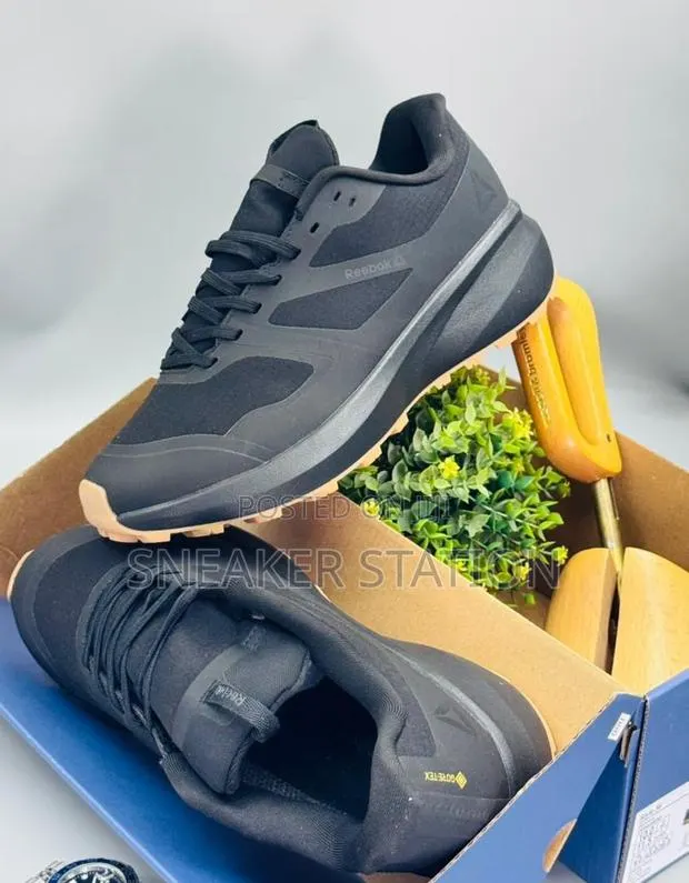 Authentic Reebok Running Shoe · Photo 1