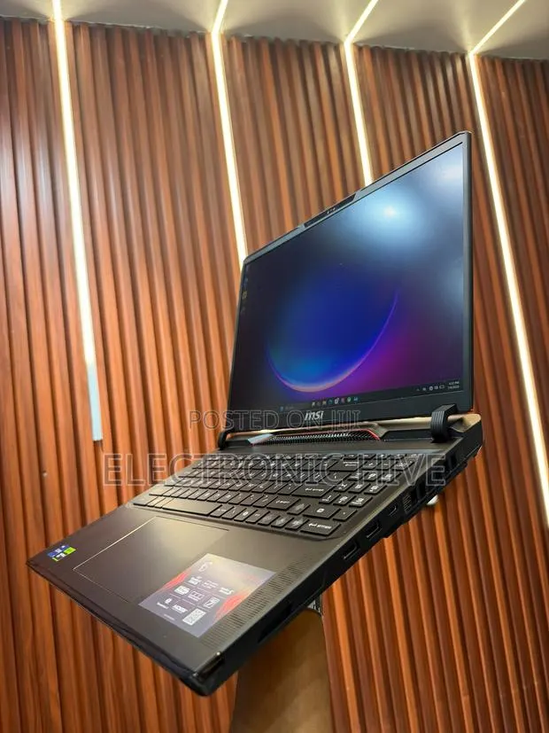 Laptop MSI Raider GE68HX 13VI-202US 16GB Intel Core i7 SSD 1.5T · Photo 1