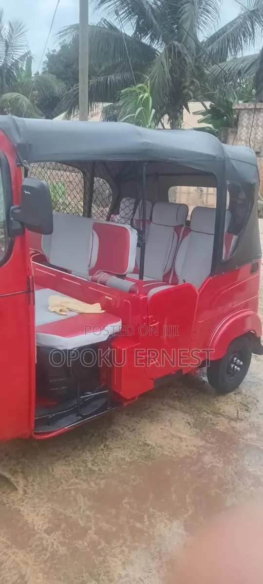 Bajaj RE 2026 Red · Photo 1