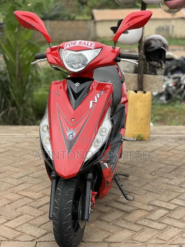 Suzuki 2016 Red · Photo 1