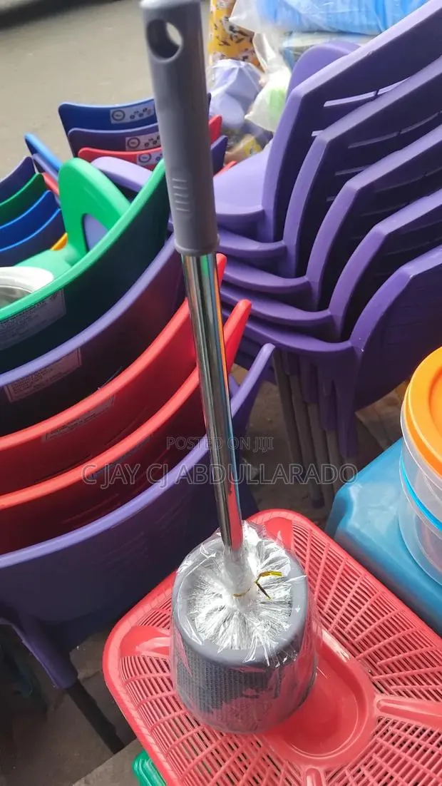 Toilet Brush With Head And Metal Hand · Photo 1