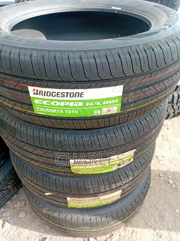 235/55r19 Bridgestone Tyre · Photo 1