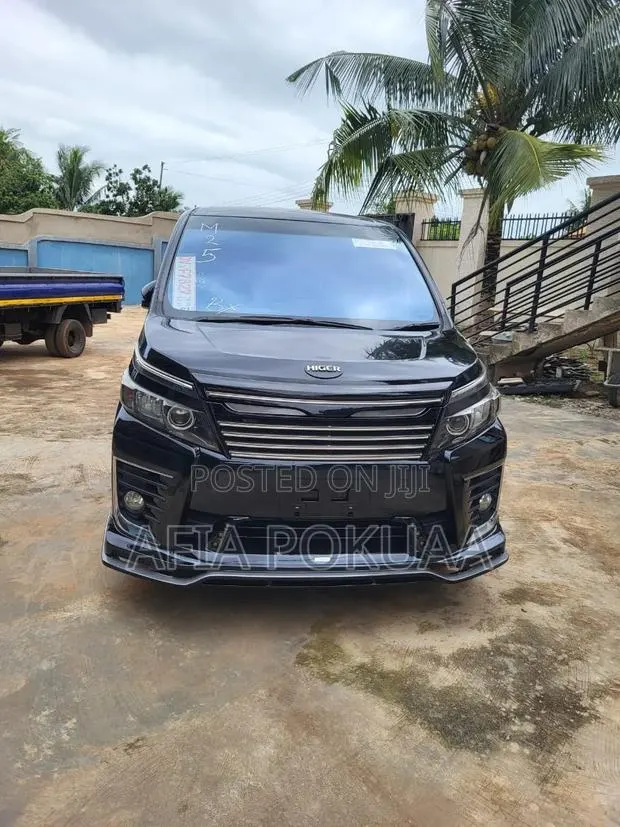 Toyota Voxy V 2WD 8-Seater 2015 Black · Photo 1