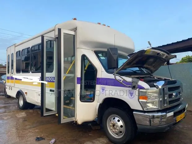 Ford E450 2010 White · Photo 1