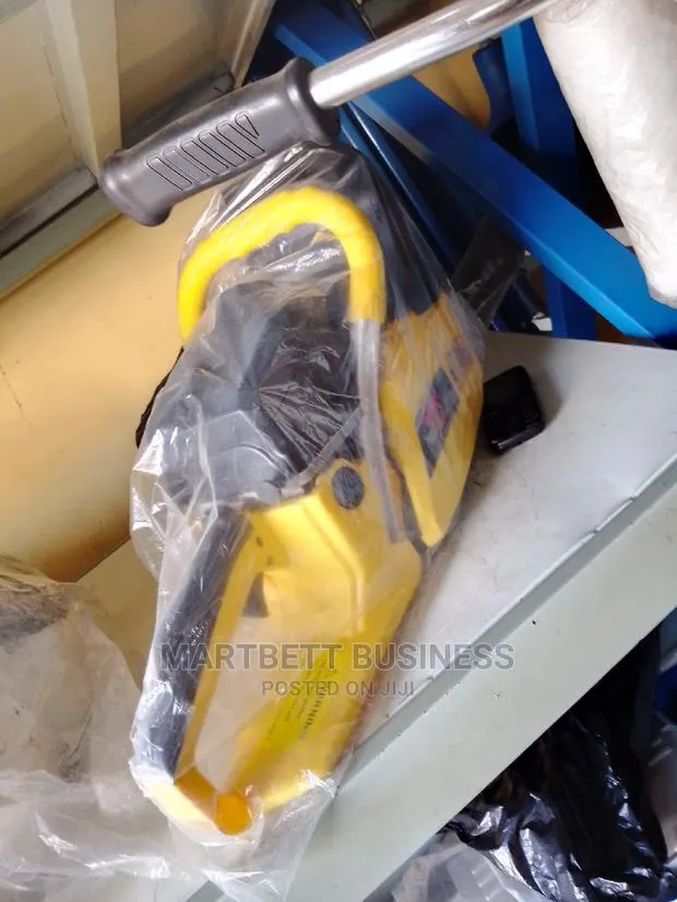 Small Chainsaw Machine for Wood · Photo 1