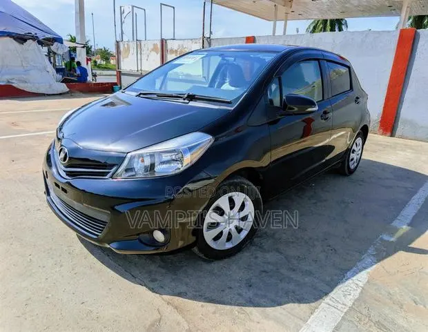 Toyota Vitz 1.3 FWD 3dr 2013 Black · Photo 1