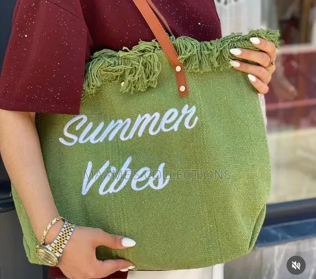 Fashionable Large Capacity Canvas Beach Bag Travel Tote · Photo 1
