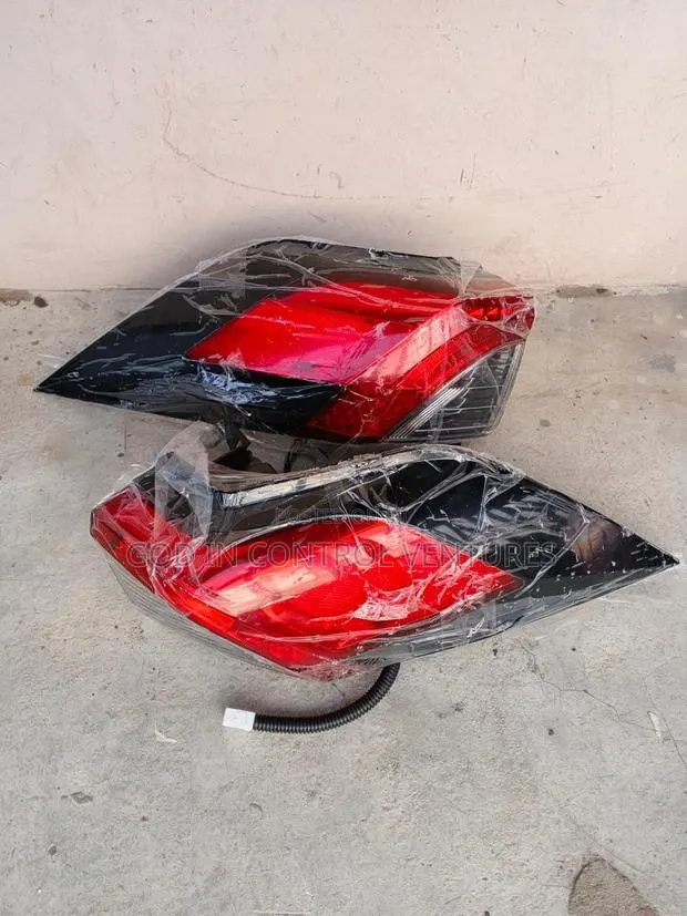 RAV4 2020 Tail Light Pair · Photo 1