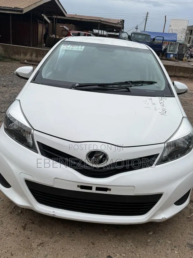 Toyota Vitz 2012 White · Photo 1