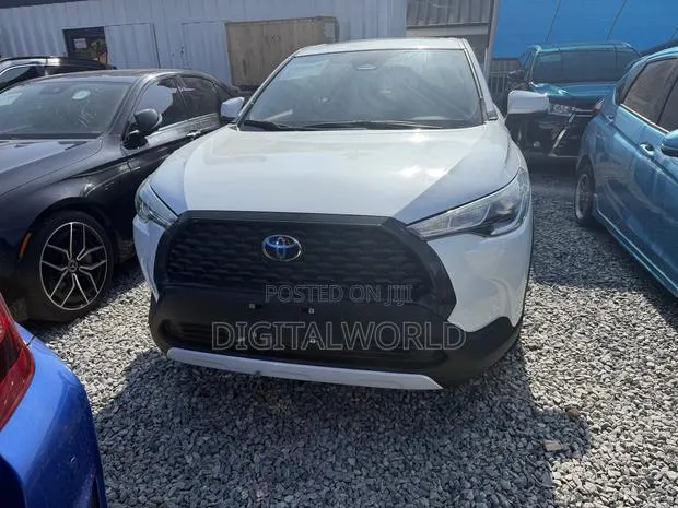 Toyota Corolla Cross XLE 4WD 2024 White · Photo 1