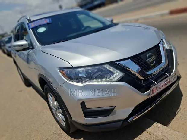Nissan Rogue SV FWD 2017.5 2017 Silver · Photo 1