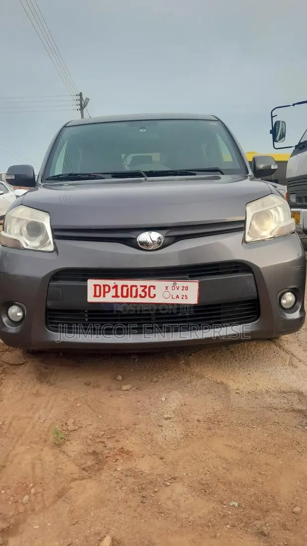Toyota Sienta 1.5 FWD 2013 Gray · Photo 1