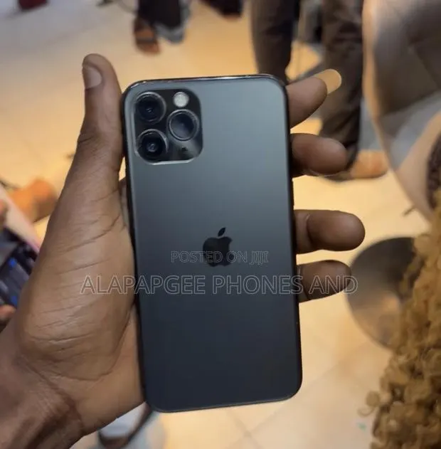 Apple iPhone 11 Pro 64 GB Gray · Photo 1
