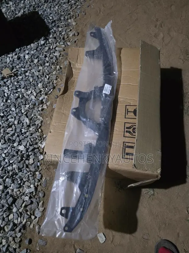 Honda Accord 2018-2022 Grille Bracket · Photo 1