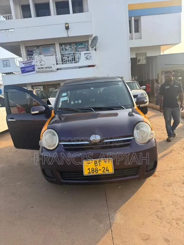 Toyota Sienta 2012 · Photo 1