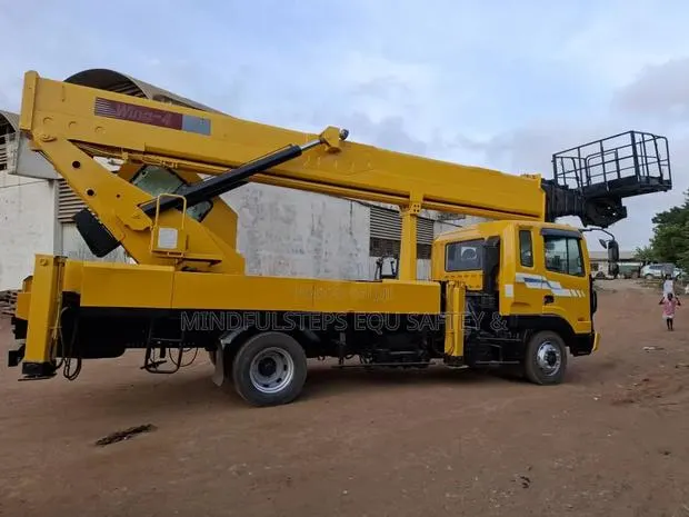 Manlift Crane for Rent · Photo 1