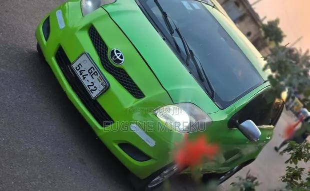 Toyota Vitz 2010 Green · Photo 1