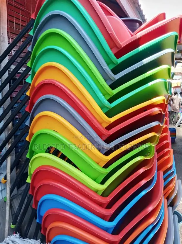 Royal Comfortable Metal Legs Plastic Chairs · Photo 1
