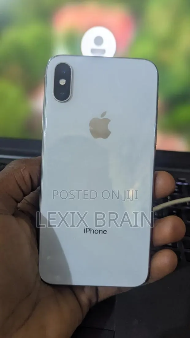 Apple iPhone X 64 GB White · Photo 1