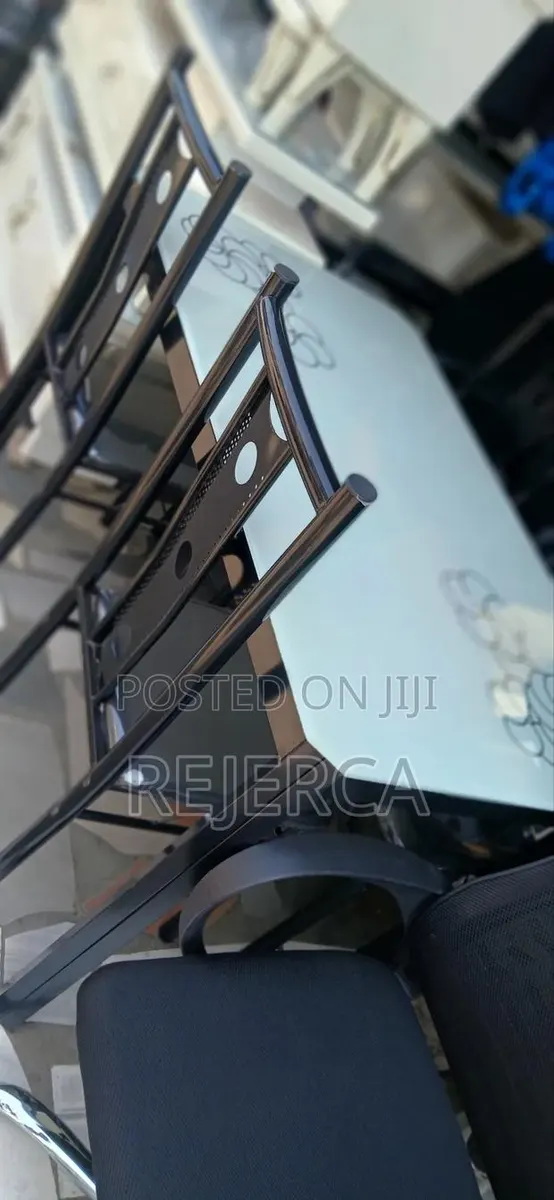 4 Capacity Dinning Set · Photo 1