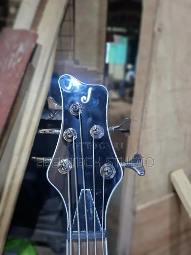 Jackson JS3V Bass Guitar 5 Strings for Rent · Photo 3