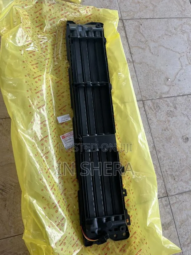 Honda CRV Shutter Grill 2017 2018 2019 2020 2021 2022 · Photo 1