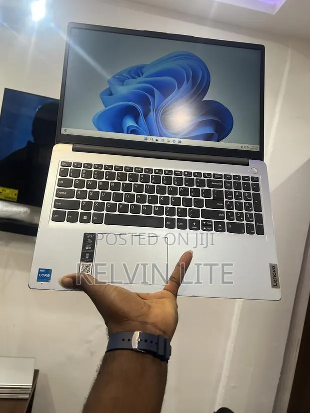 Laptop Lenovo IdeaPad 1 8GB Intel Core i3 SSD 256GB · Photo 1