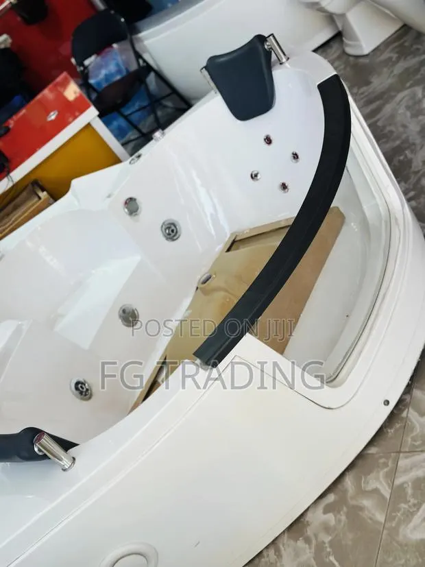 Corner Bathtub - Double Jacuzzi - Jacuzzi Bath · Photo 1