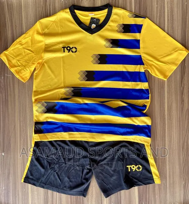 Original Set of Jerseys 16 Pieces Plus 2 Goalkeepers · Photo 1
