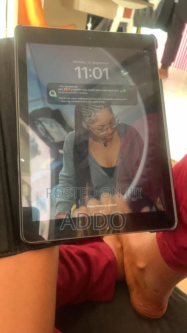 Apple iPad 5 (2022) 32 GB Silver · Photo 1