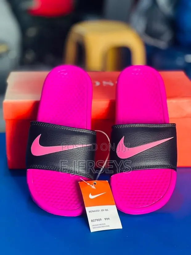 Nike Slippers · Photo 1
