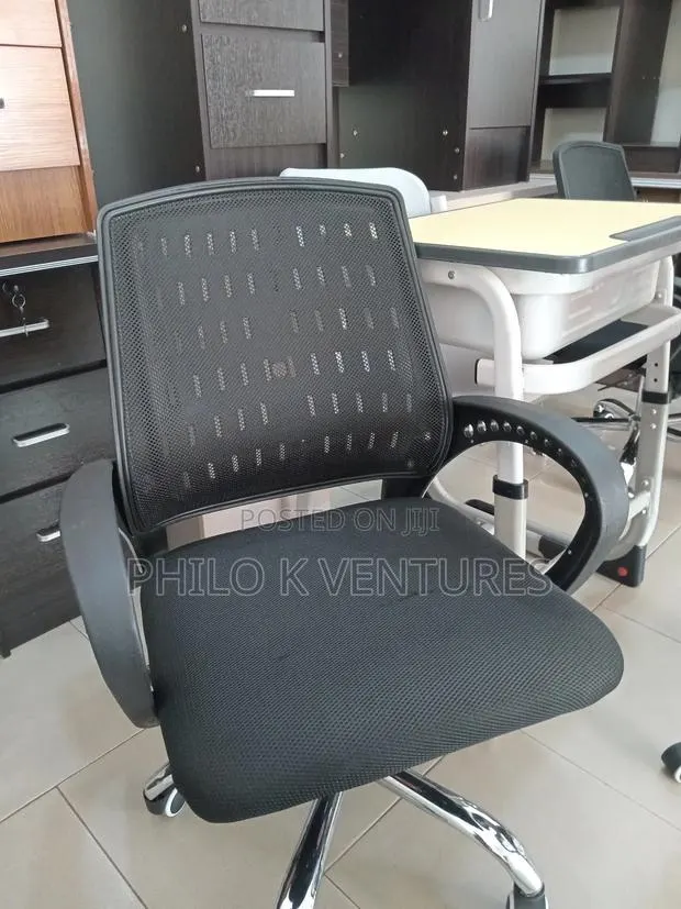 Affordable Swivel Chair · Photo 1
