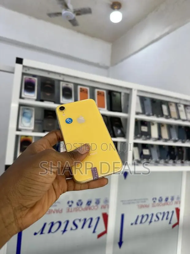 Apple iPhone XR 128 GB White · Photo 1
