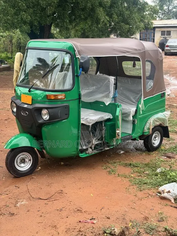 Bajaj RE 2025 Green · Photo 1