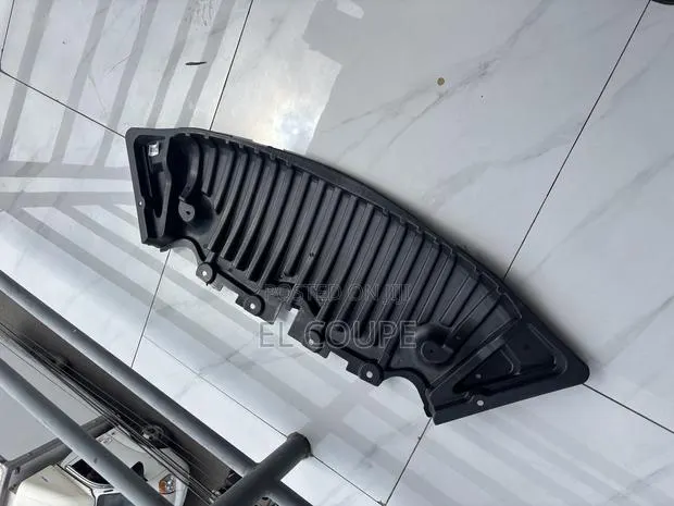 Mercedes Benz C250/C300 Bumper Under Cover · Photo 1