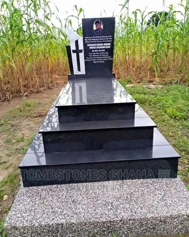 3 Steps Granite Tombstone · Photo 1