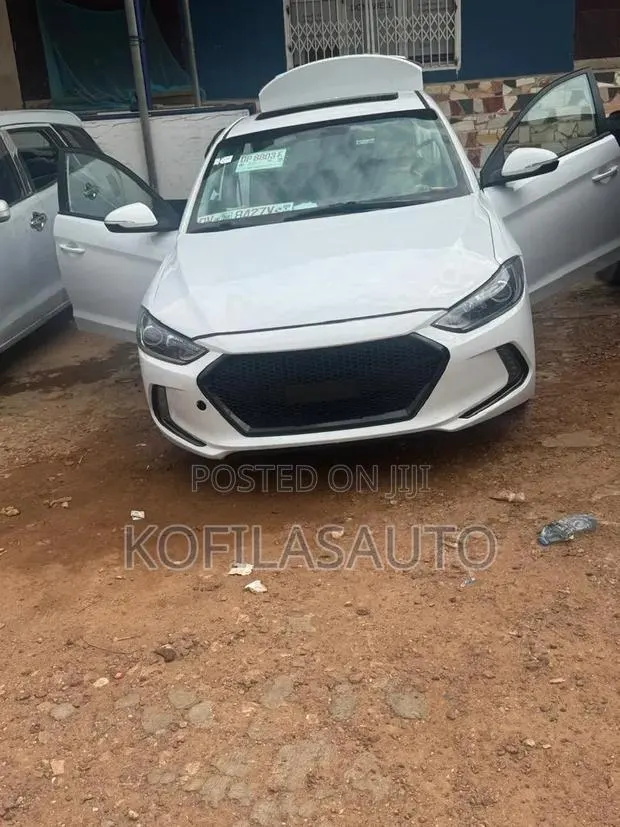 Hyundai Elantra 2018 White · Photo 1