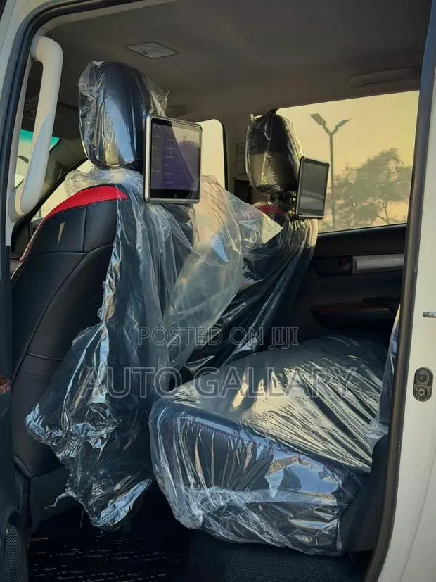 Toyota Hilux 2025 White · Photo 1