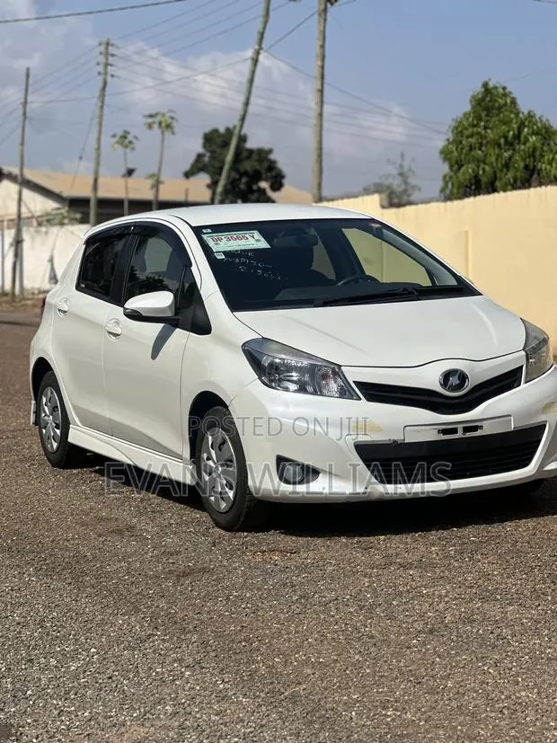 Toyota Vitz 1.3 FWD 5dr 2014 White · Photo 1